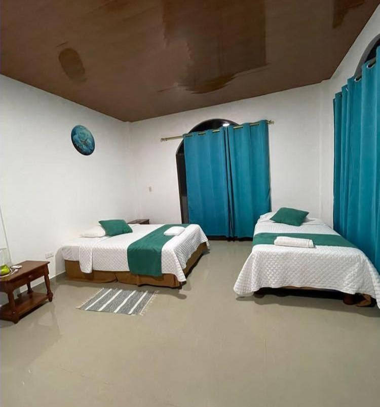 Hostal Muro De Las Lagrimas With High Speed Internet Starlink Puerto Villamil Exterior photo