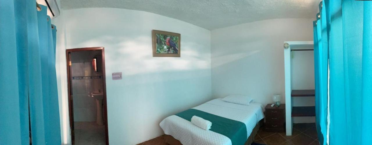 Hostal Muro De Las Lagrimas With High Speed Internet Starlink Puerto Villamil Exterior photo
