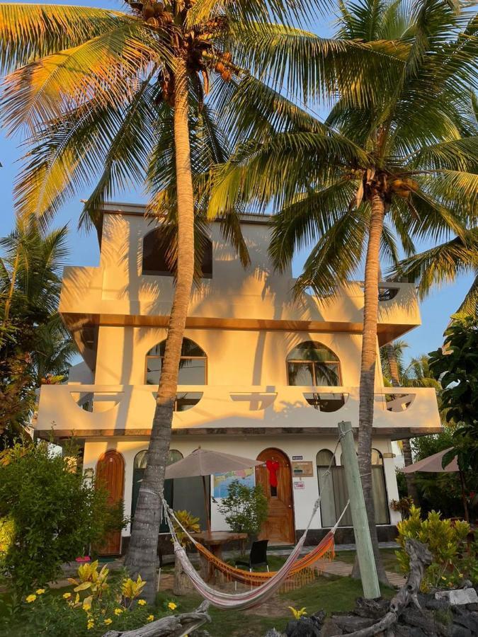 Hostal Muro De Las Lagrimas With High Speed Internet Starlink Puerto Villamil Exterior photo