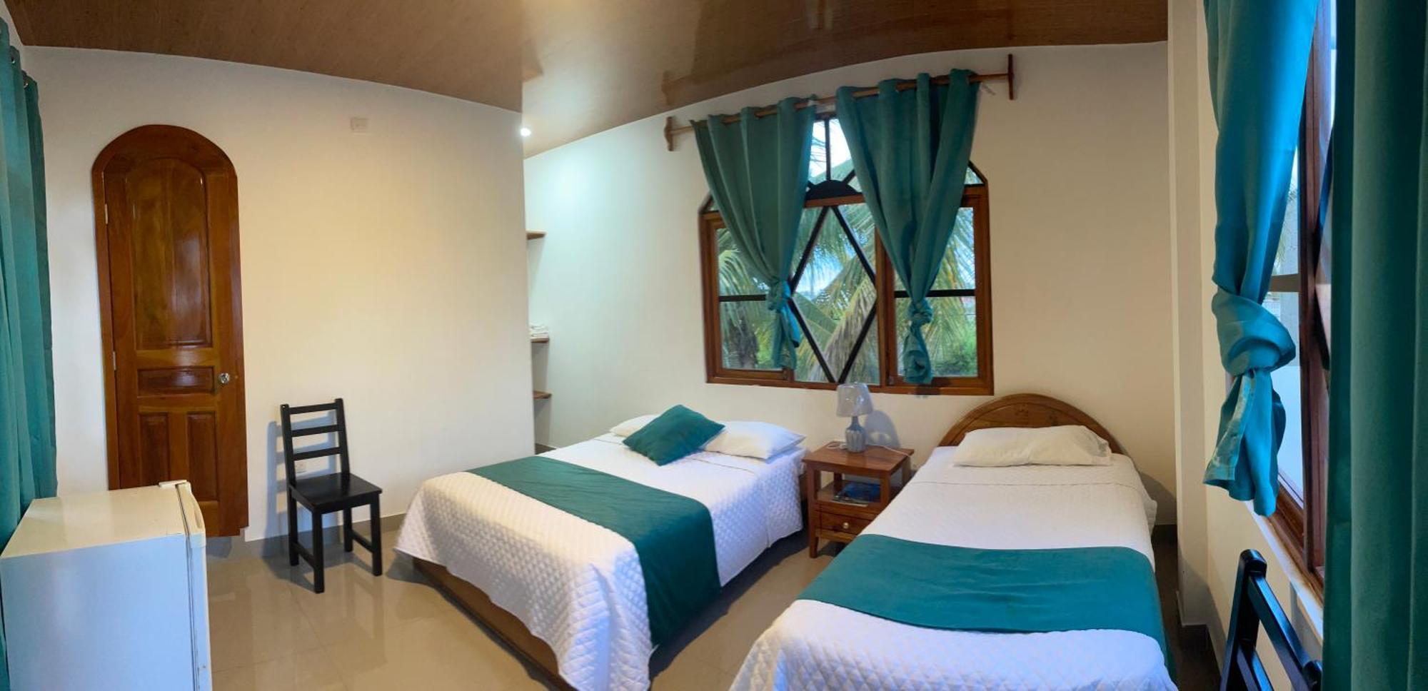 Hostal Muro De Las Lagrimas With High Speed Internet Starlink Puerto Villamil Exterior photo