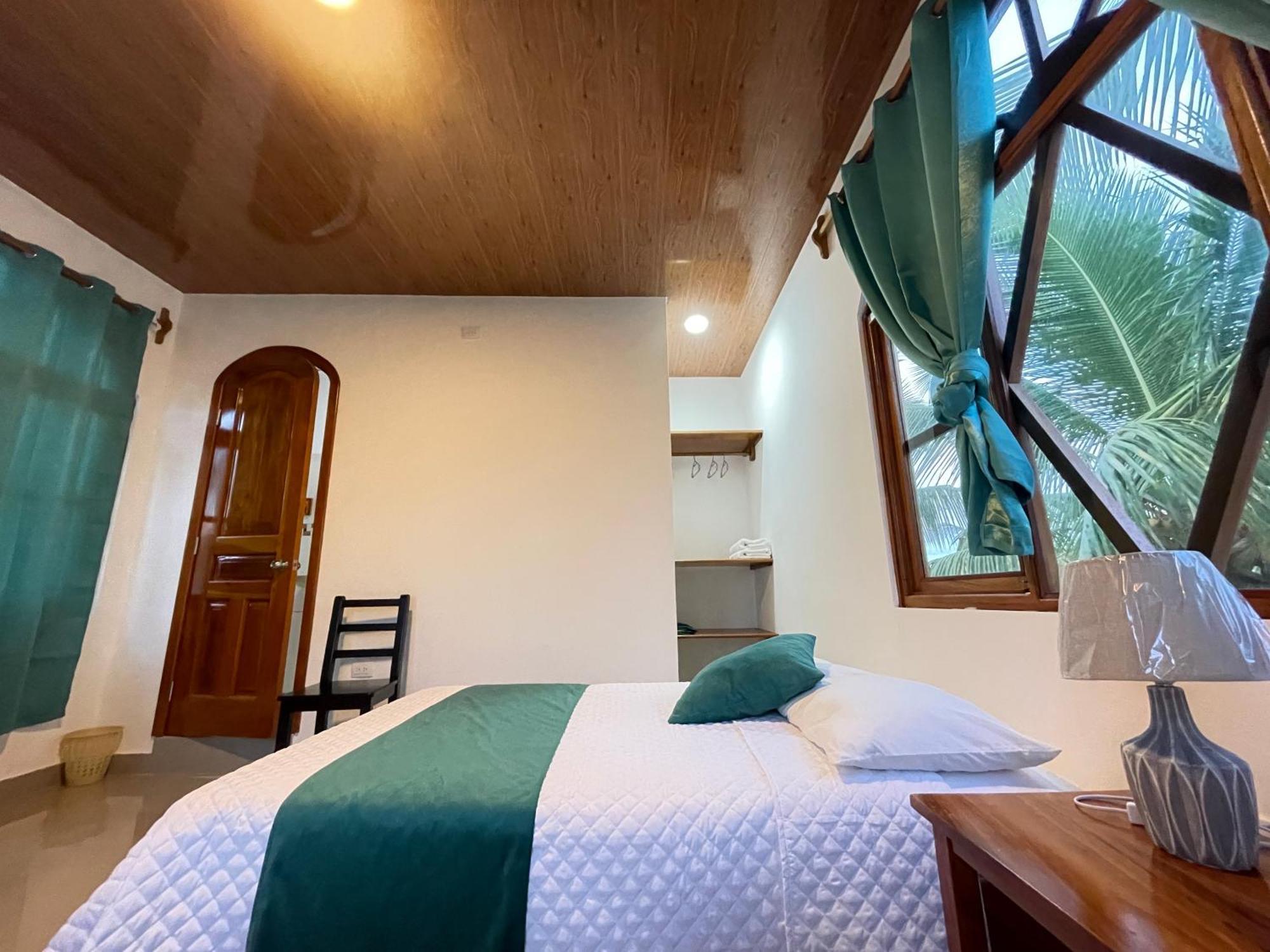 Hostal Muro De Las Lagrimas With High Speed Internet Starlink Puerto Villamil Exterior photo