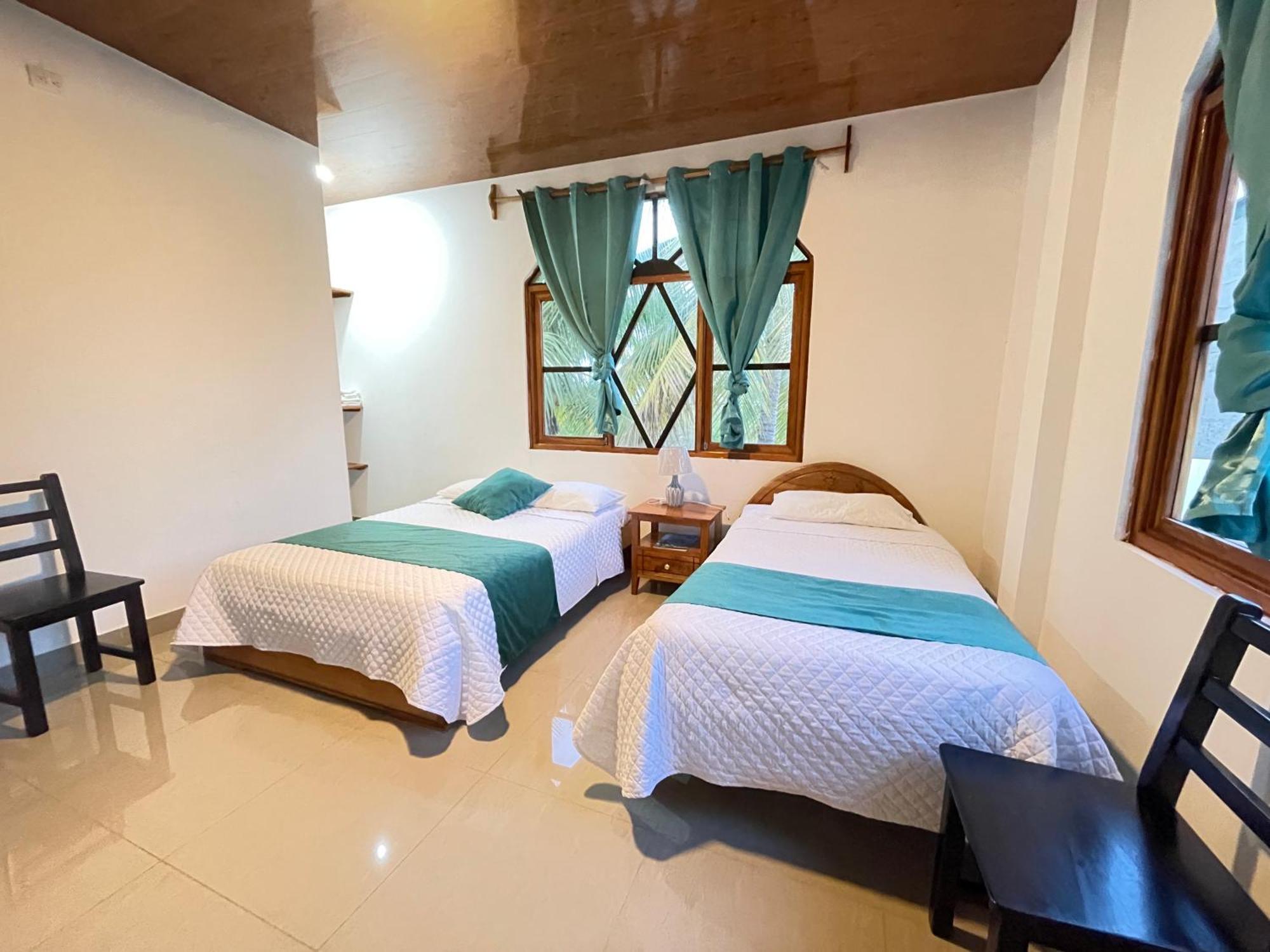 Hostal Muro De Las Lagrimas With High Speed Internet Starlink Puerto Villamil Exterior photo