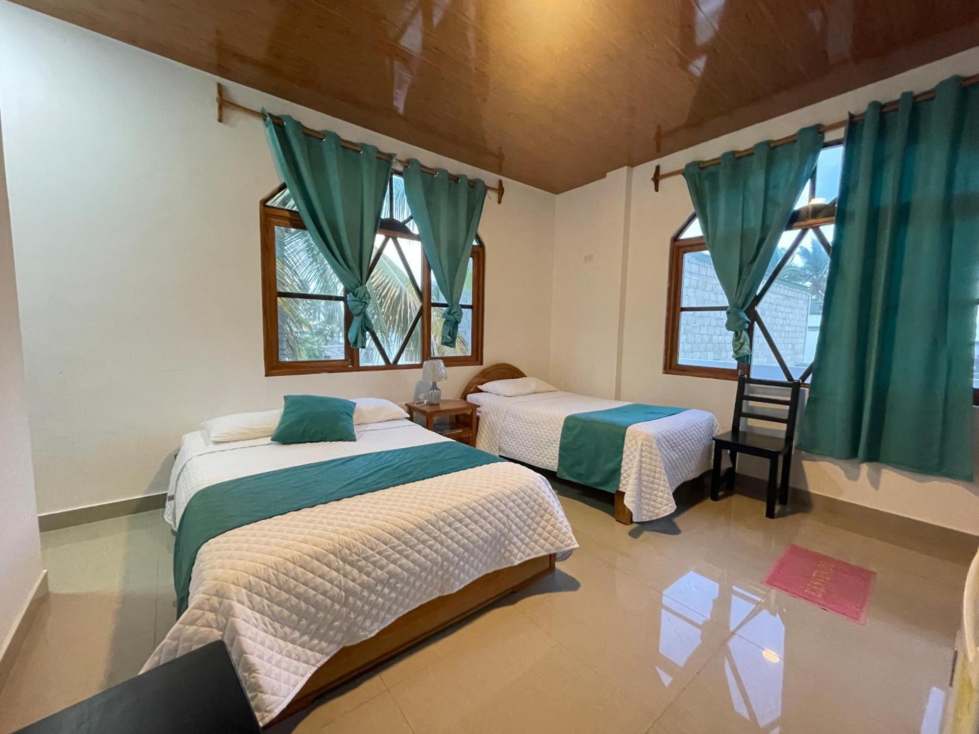 Hostal Muro De Las Lagrimas With High Speed Internet Starlink Puerto Villamil Exterior photo