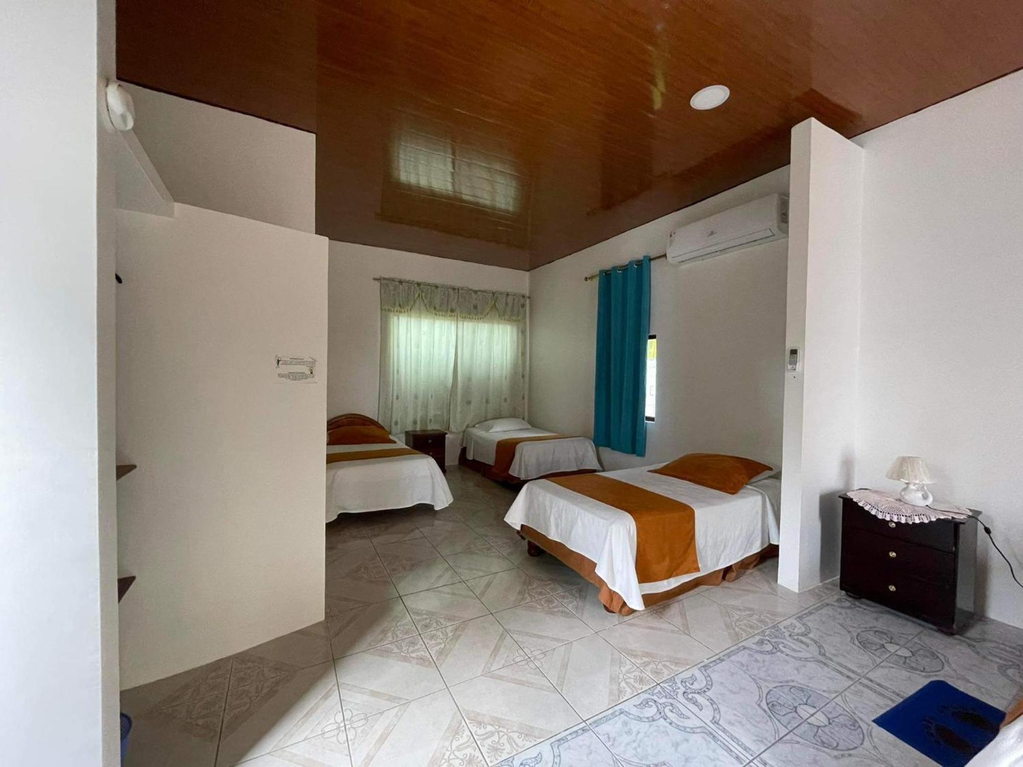 Hostal Muro De Las Lagrimas With High Speed Internet Starlink Puerto Villamil Exterior photo