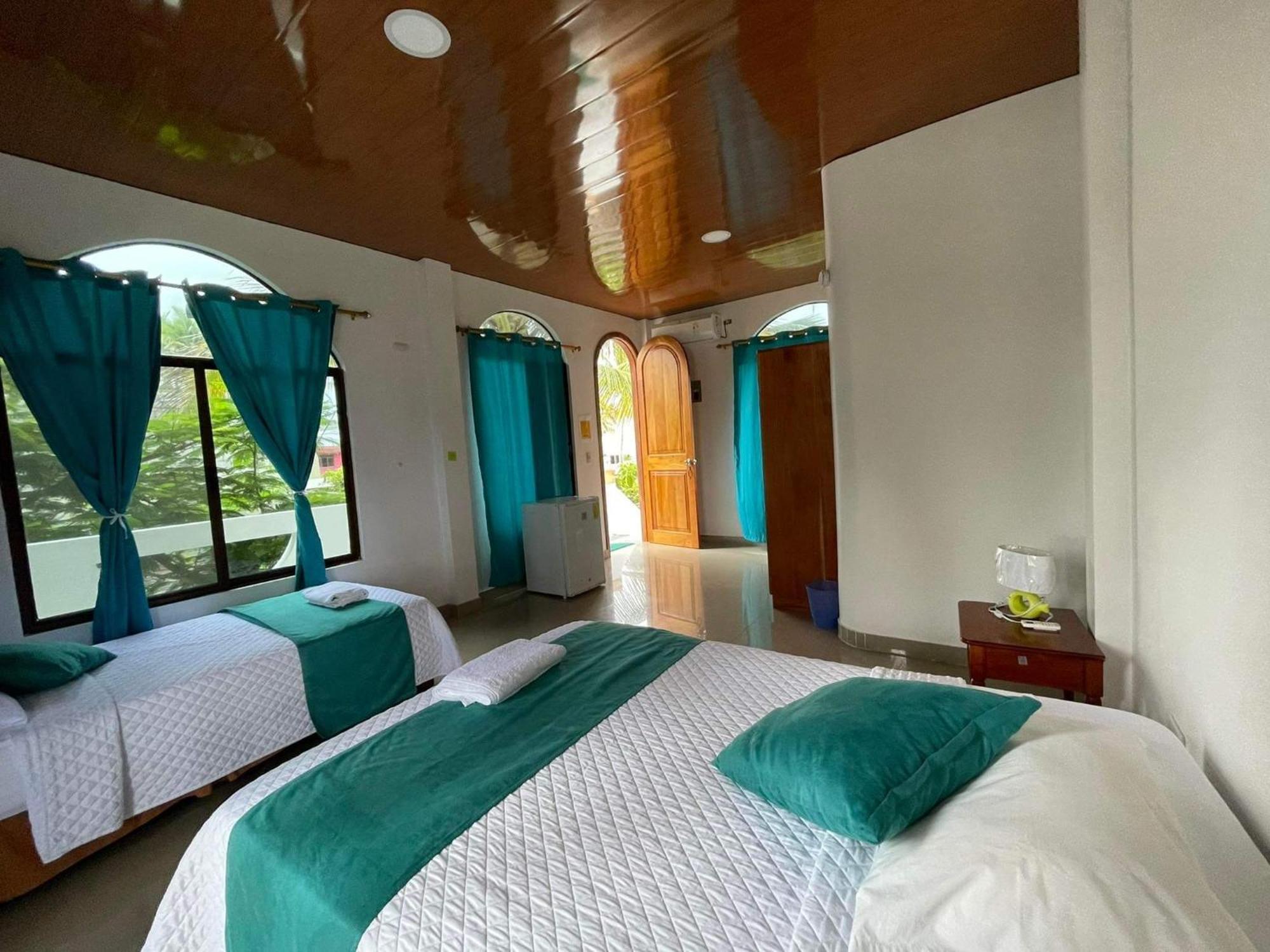 Hostal Muro De Las Lagrimas With High Speed Internet Starlink Puerto Villamil Exterior photo