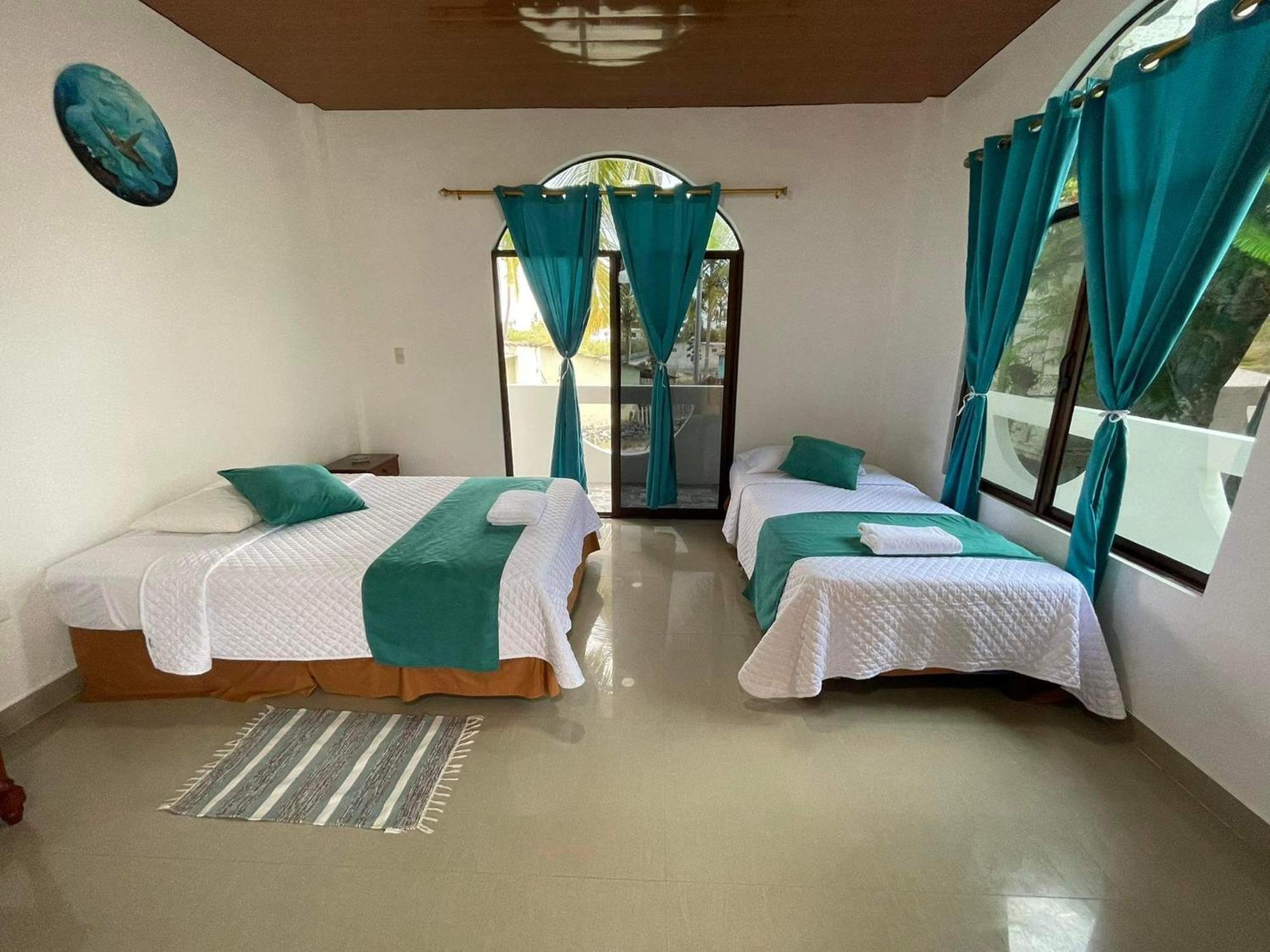 Hostal Muro De Las Lagrimas With High Speed Internet Starlink Puerto Villamil Exterior photo