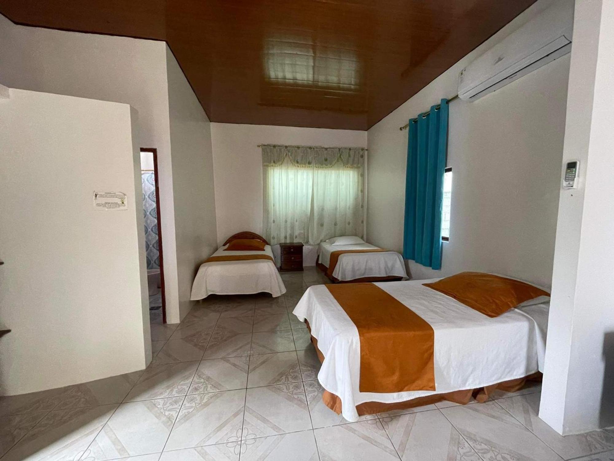 Hostal Muro De Las Lagrimas With High Speed Internet Starlink Puerto Villamil Exterior photo
