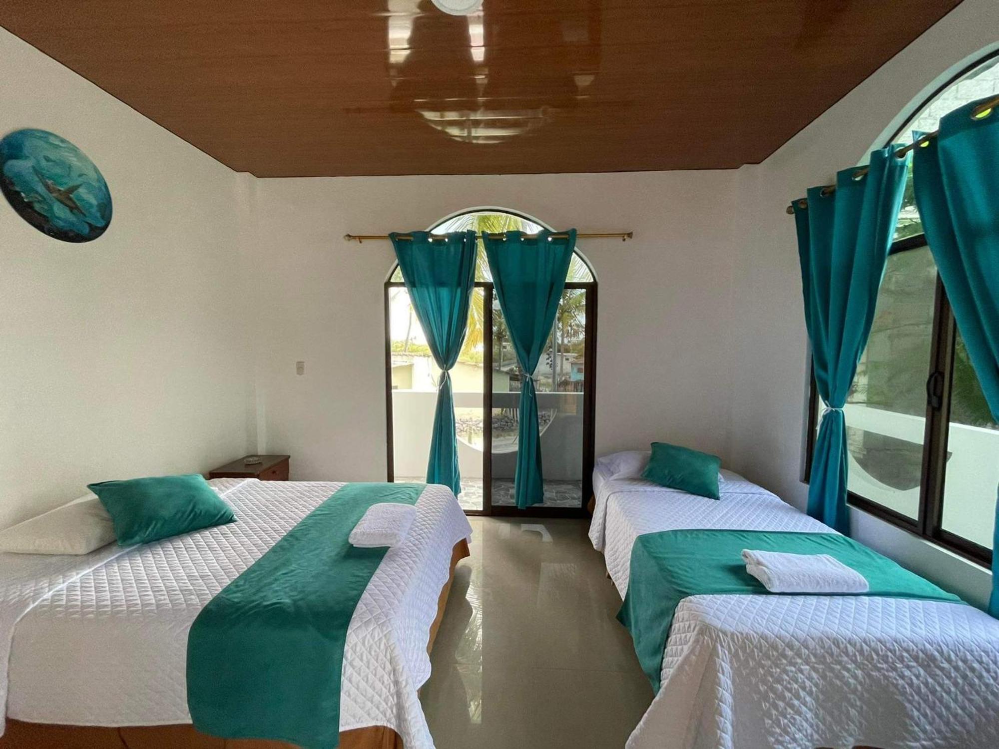 Hostal Muro De Las Lagrimas With High Speed Internet Starlink Puerto Villamil Exterior photo