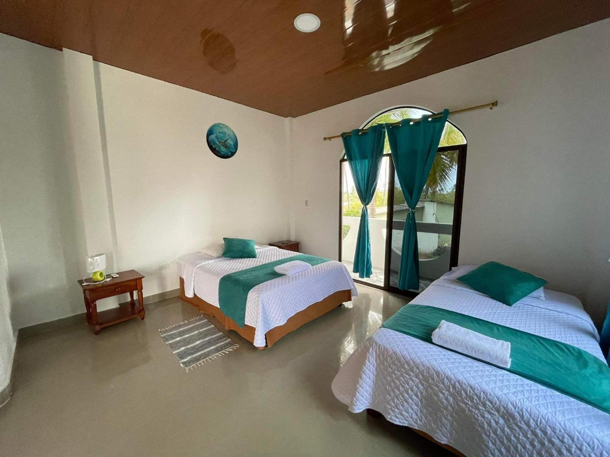 Hostal Muro De Las Lagrimas With High Speed Internet Starlink Puerto Villamil Exterior photo